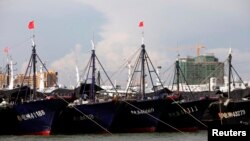 停泊在海南港口的中国渔船 (资料照 路透社)