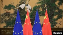 资料照:北京人大会堂内树立的欧盟与中国旗帜