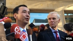 布鲁金斯学会东亚政策中心主任卜睿哲欢迎国民党主席及总统参选人朱立伦 (美国之音钟辰芳拍摄)