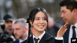 ကိုရီးယားကေပေါ့ပ်အဖွဲ့ BLACKPINK က အဆိုတော် ဂျီဆူး