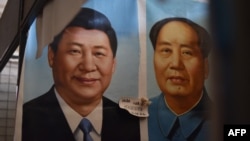 这张拍摄于2017年9月19日的资料照片显示,中国国家主席习近平(左)和已故共产党领导人毛泽东的彩绘肖像出现在北京的一个市场上。