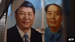 北京一个市场上的中国国家主席习近平像和毛泽东像(2017年9月19日)