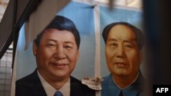 北京一个市场上的中国国家主席习近平像和毛泽东像(2017年9月19日)