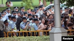 资料照:中国警察试图驱散聚集在上海第17届国际电影节开幕式外的粉丝。(2015年6月14日)
