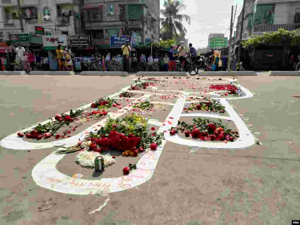 ရန်ကုန် ဆန္ဒပြပွဲအတွင်း သေနတ်ထိမှန်သေဆုံးသူများကို ၎င်းတို့ ကျဆုံးခဲ့ရာနေရာများမှာ ပန်းစည်း ပန်းခြင်းများနဲ့ အောက်မေ့ဂုဏ်ပြုခဲ့ကြတဲ့ မြင်ကွင်း။ (မတ် ၀၁၊ ၂၀၂၁)
