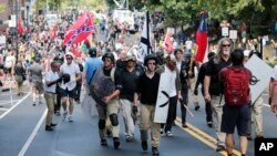 白人民族主义者在维吉尼亚州夏洛特维尔举行的集会被宣布为非法后在街道上游行。(2017年8月12日)