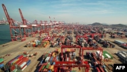 2018年11月8日,中国山东省青岛一个港口上的起重机、龙门吊车和集装箱。