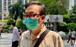 前立法会议员张文光7月23日就去年六四未经批准集结案到区域法院应讯,他表示计划认罪(美国之音/汤惠芸)