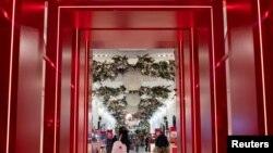 2020年11月27日,消费者进入提早开门的纽约曼哈顿梅西先驱广场店。今年“黑色星期五”,在实体店购物的人数比去年感恩节后一日下降了52%,但当日在线销售则同比激增22%。