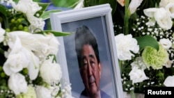 资料照片:位于日本自民党总部的前首相安倍晋三的遗像。(2022年7月22日)