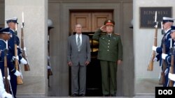2006年7月18日年前美国国防部长拉姆斯菲尔德接待时任中国军委副主席的郭伯雄。(美国国防部资料照)