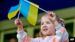 Спеціальний квест і приз дітям-читачам українських книг за кордоном запропонувала амбасадорка проєкту Strichka, відома військова парамедикиня та волонтерка Юлія Паєвська “Тайра”. AP Photo/Michael Probst
