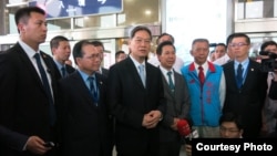 中国国台办主任张志军(中)2015年5月23日抵达台湾金门参加夏张会(夏张会媒体群组提供)