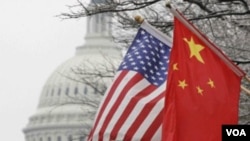 美国会山附近飘扬的美中两国国旗 (美国之音)