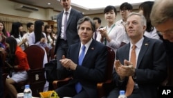 美国副国务卿布林肯(中)2016年4月21日访问越南的河内国家大学。