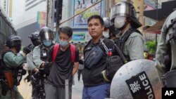 香港铜锣湾,防暴警察在反对北京国家安全立法的示威活动中拘留抗议者。(2020年5月24日)
