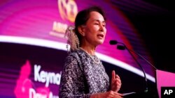 ၃၃ ကြိမ်မြောက် အာဆီယံထိပ်သီးညီလာခံမှာ ဒေါ်အောင်ဆန်းစုကြည်က နိုင်ငံတကာရဲ့ရင်းနှီးမြှုပ်နှံမှုတွေ လာရောက်ရင်းနှီးမြှုပ်နှံကြဖို့ ဖိတ်ခေါ်