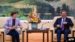 2023年11月24日,中国总理李强(右)在北京人民大会堂与法国外交部长凯瑟琳·科隆纳举行会谈。(法新社)