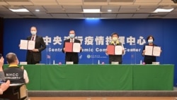 美国在台协会处长郦英杰(左一)与台湾外交部台湾美国事务委员会主任委员杨珍妮(右一)签署美、台“卫生合作备忘录“; 美国卫生部长阿扎尔(左二)与台湾的卫生部长陈时中(右二)签署“确认双方合作因应卫生挑战及疫情之意向书”。 (台湾卫生福利部提供)