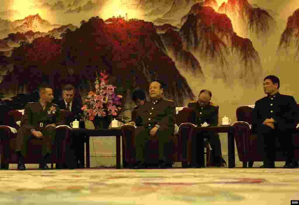 2007年,郭伯雄接待来访的美国参谋长联席会议主席佩斯上将(美国国防部照片,2007年3月22日)
