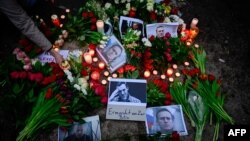 悼念俄反对派领导人阿列克塞·纳瓦尔尼(Alexei Navalny)的人们在俄罗斯驻柏林大使馆前为献花和点燃蜡烛。(2024年2月16日)