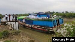 တိုက်ခိုက်ခံရတဲ့ ICRC စက်လှေ။ (ဓာတ်ပုံ - Infomation Committee)