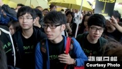 学联三代表在香港国际机场(苹果日报图片)