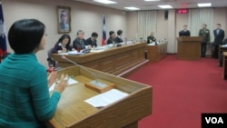 台湾立法院外交及国防委员会就潜舰问题进行质询(美国之音张永泰拍摄)