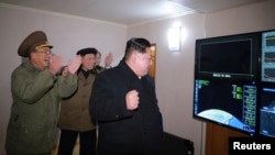 朝鲜中央通讯社(KCNA)发布的这张未注明日期的照片显示朝鲜领导人金正恩(Kim Jong Un)观看朝鲜发射火星15弹道导弹。