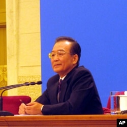 资料照:中国时任总理温家宝在2012年的“两会”后举行记者会。