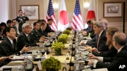2015年4月27日,日本外相岸田文雄(左)、防卫相中谷元(左二)和美国国务卿克里(右三)、国防部长卡特(照片中见不到)等外交和防务官员在纽约会晤。