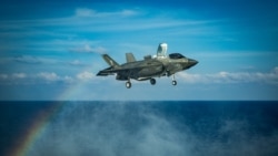 资料照片:美国海军陆战队一架F-35B战机在南中国海举行的一次飞行行动中正准备在美利坚号两栖攻击舰的甲板上降落。(2020年4月18日)