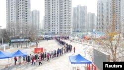 天津市民排队等候接受新冠病毒核酸检测。(2022年1月9日)