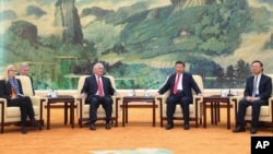 中国主席习近平和美国国务卿蒂勒森在北京人民大会堂会晤(2017年3月19日)。左起第一人为美国国务卿办公室主任玛格丽特·彼得林,右起第一人为中国国务委员杨洁篪。