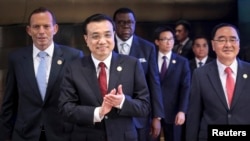 中国总理李克强(左二)与澳大利亚总理阿博特(左)和韩国总理郑烘原(右)出席2014年海南博鳌论坛的开幕式。(2014年4月10日)