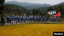 资料照:身穿中国红军服装的政府中层领导人到江西省井冈山参加中共党史学习活动。(2012年9月21日)