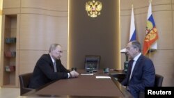 Володимир Путін зустрічається з Сергієм Лавровим у Сочі, 10 березня 2014 року