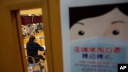 香港一所学校的教室外张贴着要求学生戴口罩防止新冠病毒的宣传画。(2020年4月24日)