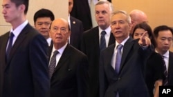 2018年6月3日,美国商务部长威尔伯·罗斯和中国国务院副总理刘鹤抵达北京钓鱼台国宾馆,出席会议。