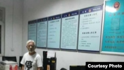影像展主办者、电影基金创始人栗宪庭在派出所 (参与网图片)