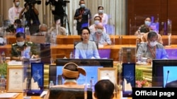 နေပြည်တော်မှာ ကျင်းပတဲ့ JICM အစည်းအဝေးပွဲမှာ နိုင်ငံတော် အတိုင်ပင်ခံပုဂ္ဂိုလ် ဒေါ်အောင်ဆန်းစုကြည် မိန့်ခွန်းပြောကြားတဲ့ မြင်ကွင်း။ (ဓာတ်ပုံ - Myanmar State Counsellor Office - သြဂုတ် ၁၃၊ ၂၀၂၀)