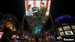 在中国北京的一个购物中心,中国媒体报道了中国国家主席习近平和朝鲜领导人金正恩的会晤。(2019年1月10日)