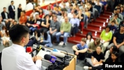 香港亲民主活动人士黄之锋在德国洪堡大学对学生们讲话。(2019年9月11日)