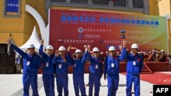 2016年10月5日,在距离亚的斯亚贝巴中心20公里处,中国工人庆祝亚的斯亚贝巴-吉布提铁路典礼。