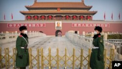 戴着口罩的中国武警士兵在天安门前站岗。(2020年1月27日)