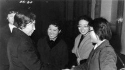 1979年除夕夜,曾经被监禁12年的王光美参加北京人民大会堂举行的春节联欢晚会。当时的人民日报特别提到,晚会上出现了“文革”中蒙冤的彭真、陆定一、薄一波和王光美。