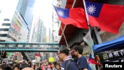 资料照:香港反送中运动期间,香港民众打出台湾旗帜。(2019年6月16日)