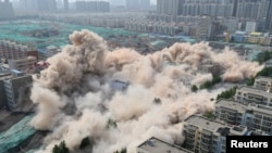 资料照:中国河南郑州为建筑新住宅区而炸毁旧住宅楼。(2017年6月12日)