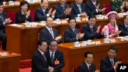 2013年三月,中共中央政治局常委张德江(左)在接任中国全国人大委员会常务委员会委员长职务时与前任吴邦国在一起。(资料照片)