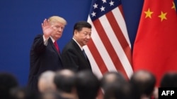 美国总统川普与中国国家主席习近平在北京人大会堂参加一个商界领袖的会议后离开。(2017年11月9日)